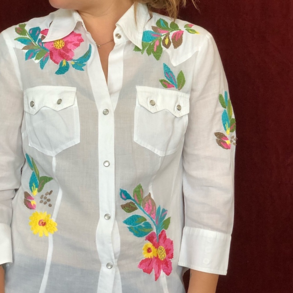 BCBGMaxAzria White Floral Button down Embroidered Shirt. Size XS